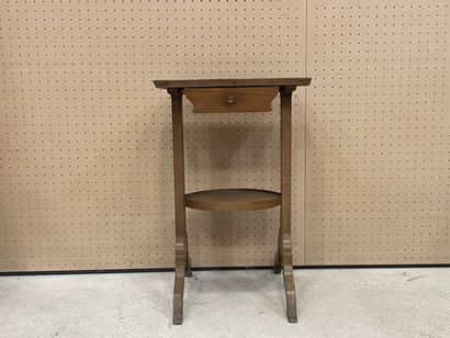 Petite table à plateau rectangulaire et tablette...
