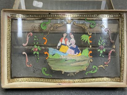 Boite en verre et glace, ornée de papiers...