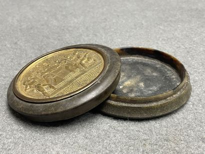 Boite ronde en corne avec médaille souvenir...