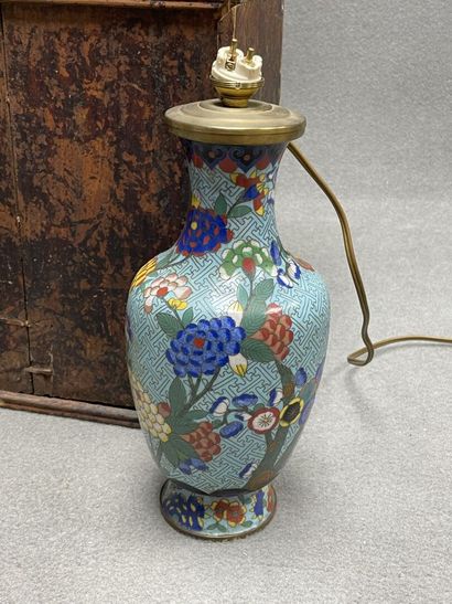 Deux vases en émaux cloisonnés monté en lampe
Japon...