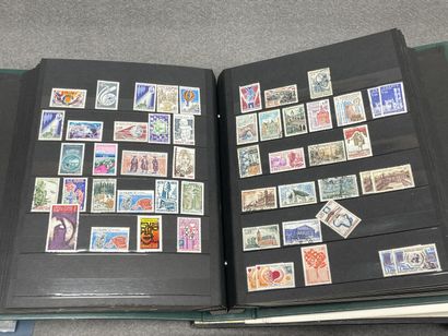 Cinq albums de timbres