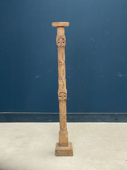 Colonne en bois sculpté. 
H. :144 cm.