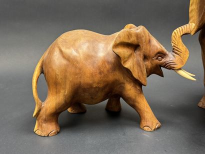 Trois Statuettes d'Eléphants, 
en bois exotique...