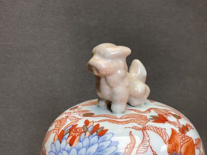 Potiche couverte en porcelaine de Chine à...