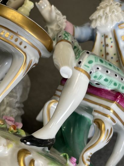 Le jeu d'échec. 
Groupe en porcelaine allemande...