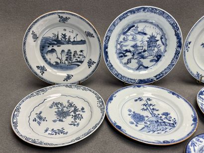Ensemble de huit assiettes en porcelaine...