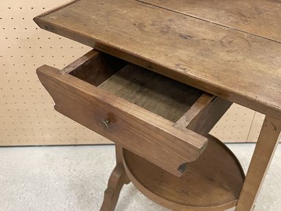 Petite table à plateau rectangulaire et tablette...