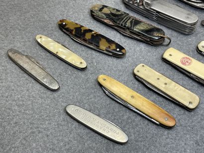 Ensemble de 13 couteaux de poche début X...