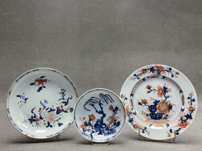 Deux assiettes et une coupelle en porcelaine...