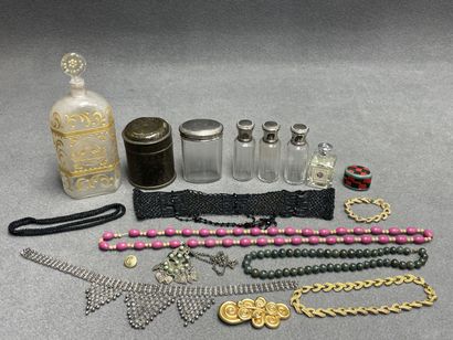 Lot comprenant: 
Flacon en verre gravé, quatre...