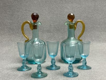 Deux carafes et cinq verres à liqueur en...