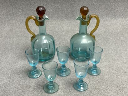 Deux carafes et cinq verres à liqueur en...