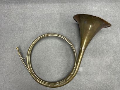 Cor de chasse en cuivre.
D: 67 cm
Manque...