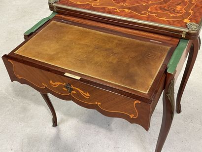 Table à jeux, formant écritoire et coiffeuse,...
