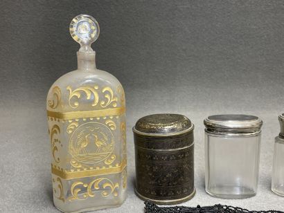 Lot comprenant: 
Flacon en verre gravé, quatre...