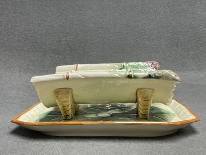 Plat à asperges en barbotine.
29 x 21 cm