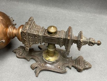 Applique en bronze, bois mouluré et cuivre...