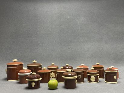 Ensemble de 15 terrines rondes en faience...