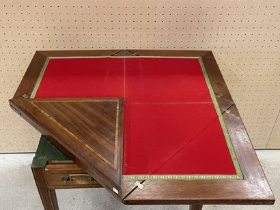 x
Table à jeux en mouchoir, en placage d'acajou
Style...
