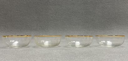 Quatre rince doigts en verre. 
H. :4,5 cm....