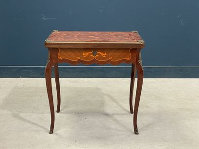 Table à jeux, formant écritoire et coiffeuse,...