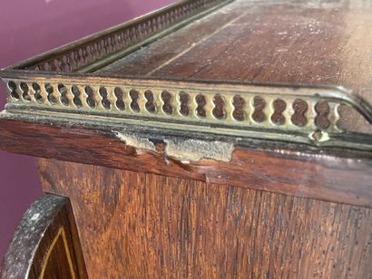 Bureau de pente surmonté d'une petite vitrine,...