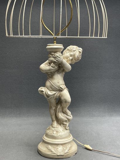 Lampe a décor de Putto en résine à l'imitation...