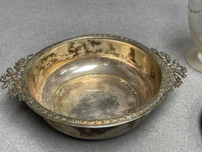 Lot comprenant: 
Paire de carafes, deux coupes...