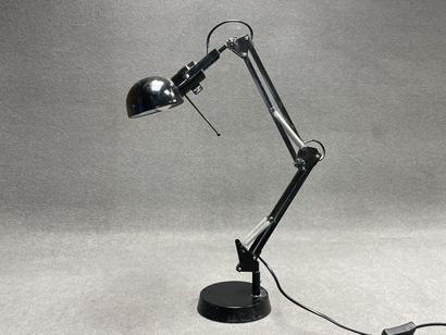 Lampe de bureau articulée. 
H. :56 cm.