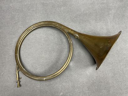 Cor de chasse en cuivre.
D: 67 cm
Manque...