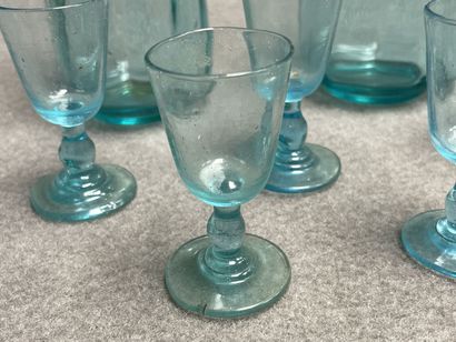 Deux carafes et cinq verres à liqueur en...