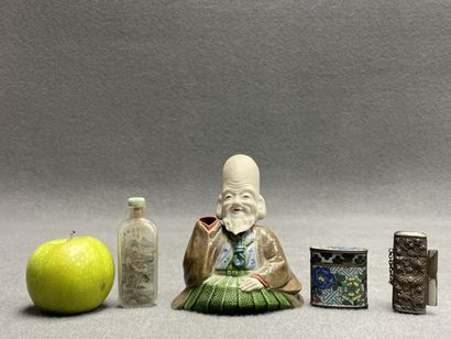 Lot comprenant: 
Personnage en porcelaine,...