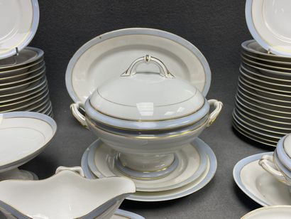 Partie de service de table en porcelaine...