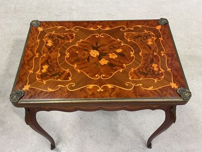 Table à jeux, formant écritoire et coiffeuse,...