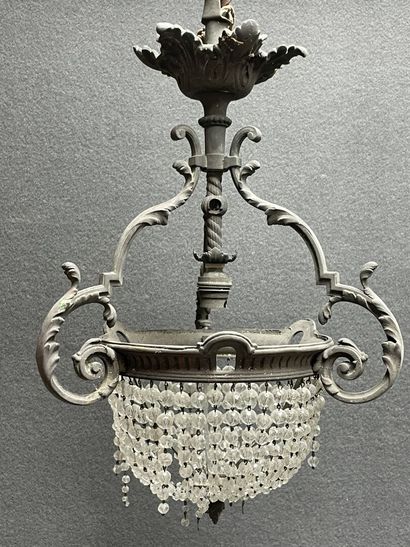 Petit lustre en bronze à perles. 
H. :42...