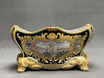 Jardinière en faïence dans le style Nevers....