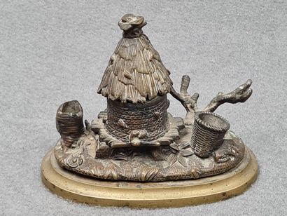Encrier en bronze Charles X figurant une...