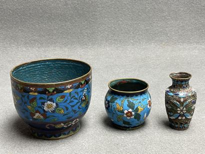 Deux petits caches pots et un petit vase...