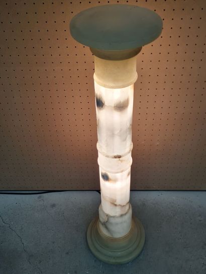 Colonne lumineuse en albâtre.
H: 110 cm