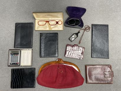 Lot de portes feuilles, pochette, calculatrice...