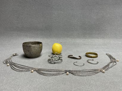 Lot de bijoux en métal argenté d'afrique...