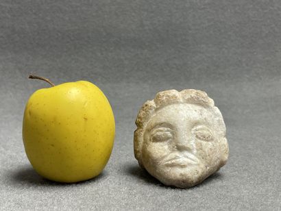 Tête en pierre sculpté Antique. 
H. :6,5...