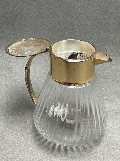 Carafe rafraichissoir en verre et métal argenté
H....