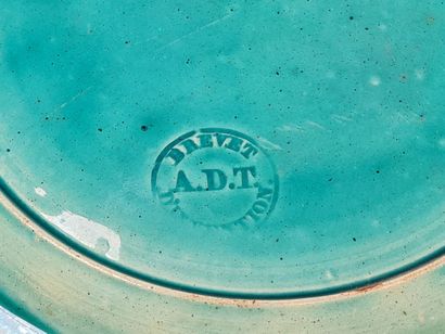 Assiette en faience verte à émaux ombrant...