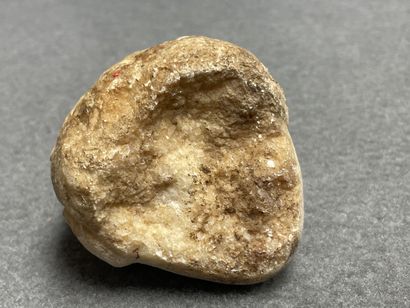 Tête en pierre sculpté Antique. 
H. :6,5...