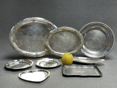 Lot de métal argenté comprenant: 
Deux plats...