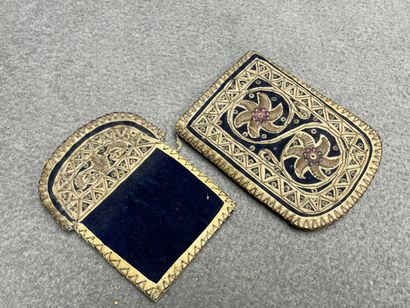 Etui en tissu et fil métalique
17 x 9 cm...