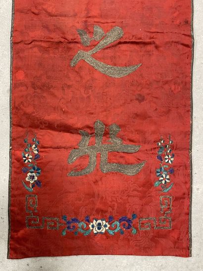 Deux broderies asiatique. 
120 x 42 cm et...