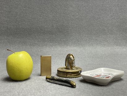 Lot comprenant: Cendrier en porcelaine de...
