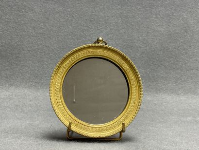 Petit miroir rond cadre en bronze. 
D. :14...